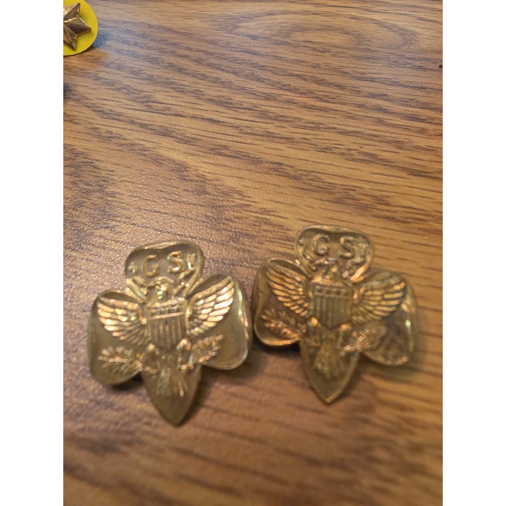 VINTAGE ASSORTMENT OF GIRL SCOUT PINS - Picture 6 of 6